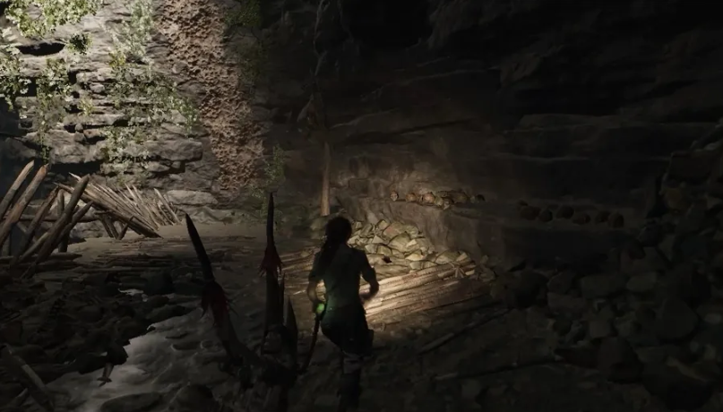 古墓丽影刚开始怎么逃出山洞