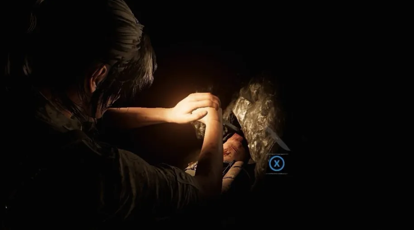 古墓丽影刚开始怎么逃出山洞